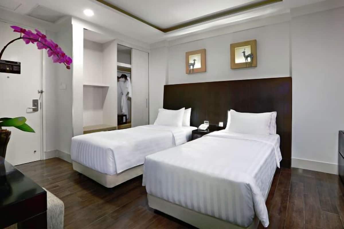 1 bedroom, pillowtop beds, minibar, in-room safe