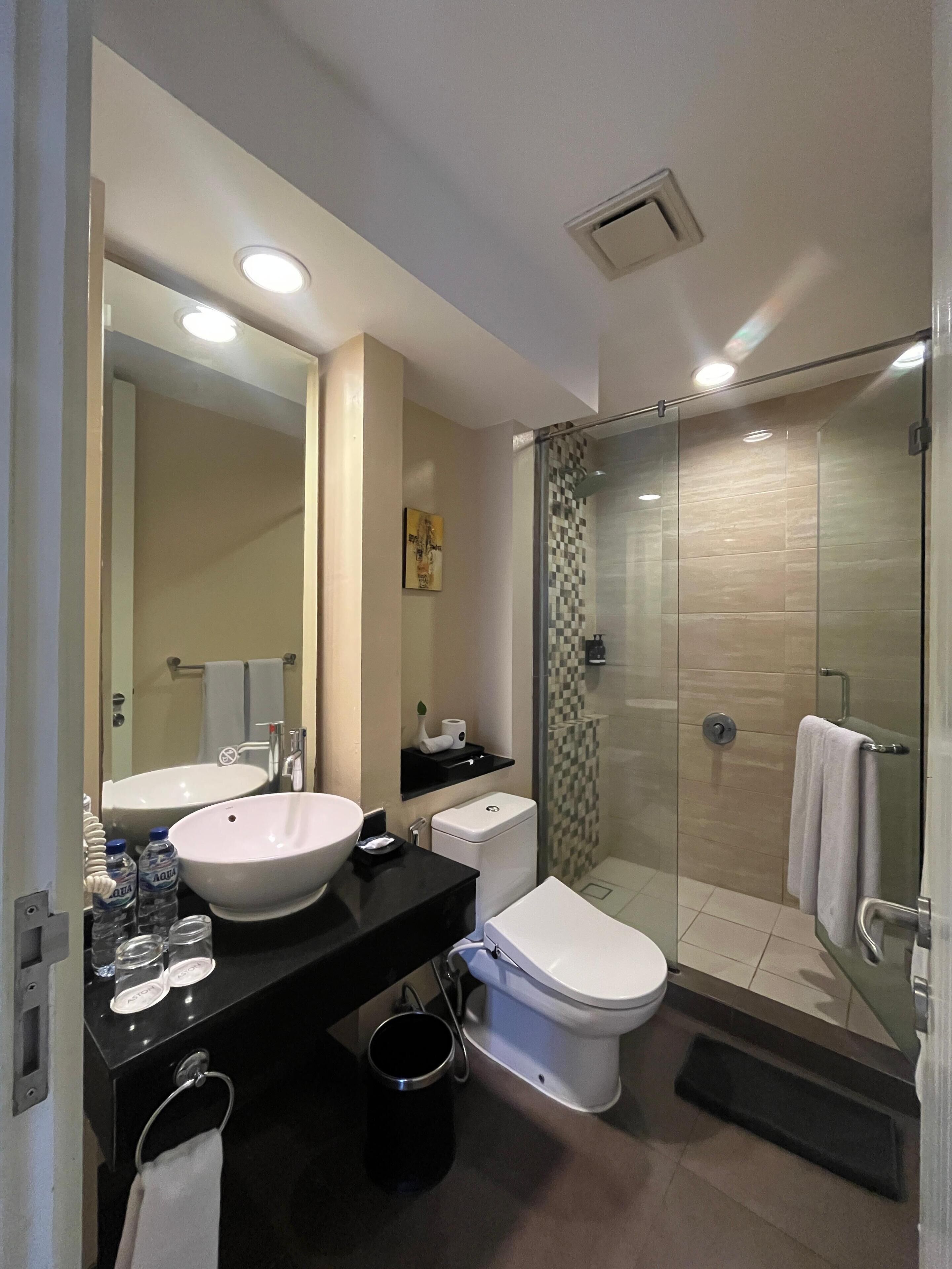 condo, 2 bedrooms | bathroom | free toiletries, hair dryer, slippers, towels