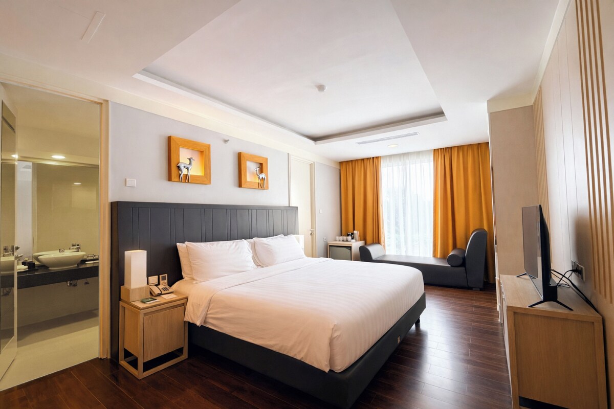 Junior Suite, Pool View | In-room safe, desk, iron/ironing board (on request), WiFi (free)