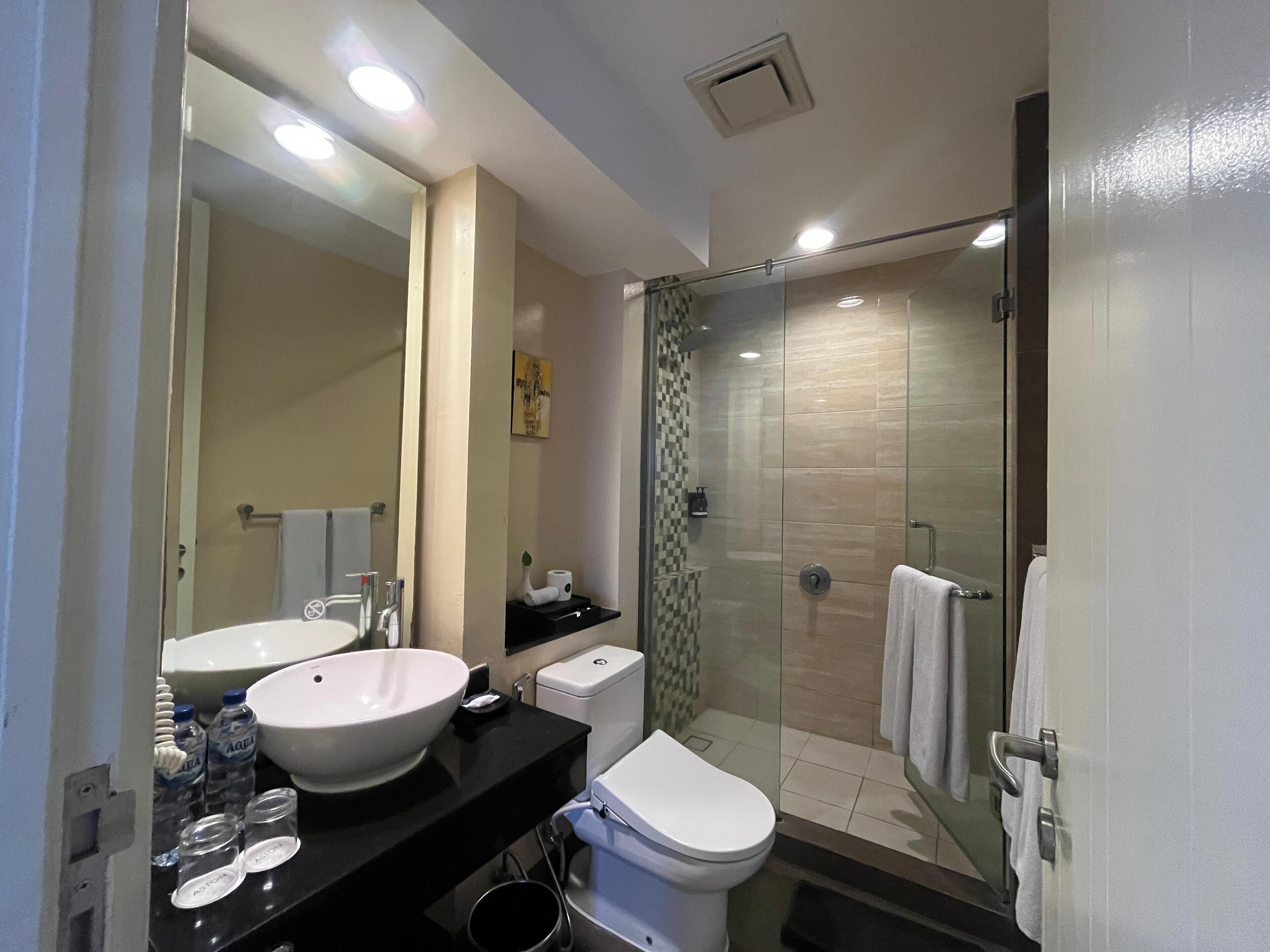 condo, 2 bedrooms | bathroom | free toiletries, hair dryer, slippers, towels