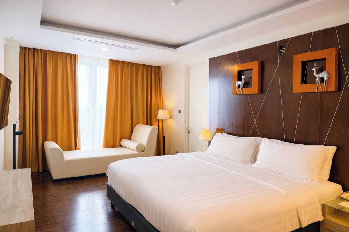 Executive Suite, Pool View | In-room safe, desk, iron/ironing board (on request), WiFi (free)