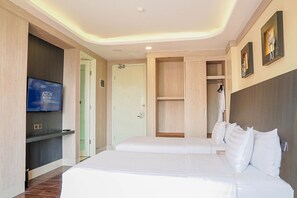 Deluxe Room | Pillowtop beds, minibar, in-room safe, desk
