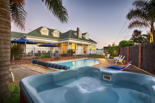 Outdoor spa tub - Warkworth Lodge (Warkworth)