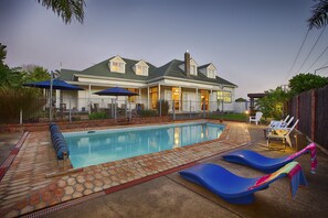 Studio, 1 Queen Bed with Sofa bed - Unit 3 | Pillowtop beds, free WiFi, bed sheets - Warkworth Lodge (Warkworth)