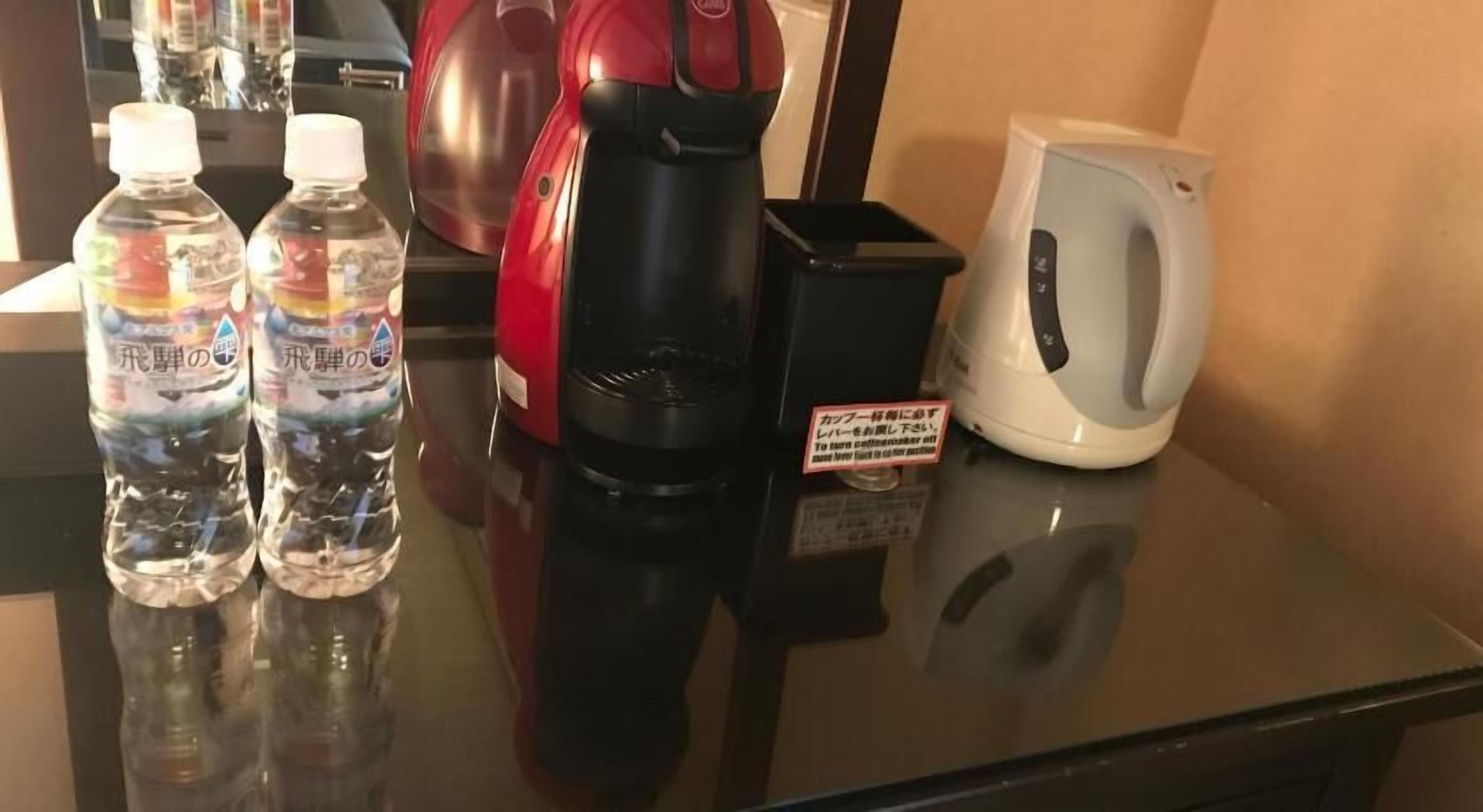 Kopi dan/atau alat penyeduh kopi