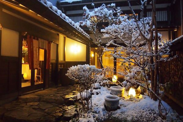 Pintu masuk properti