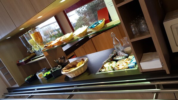 每日供應自助早餐 (每人 EUR6.00)