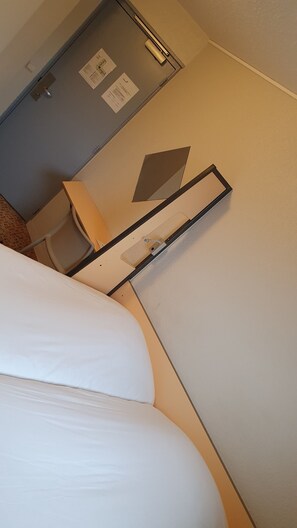 Habitación, 2 camas individuales | Ropa de cama de alta calidad, mobiliario individual, escritorio