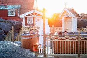 Outdoor spa tub - Strandflickornas Havshotell (Lysekil)