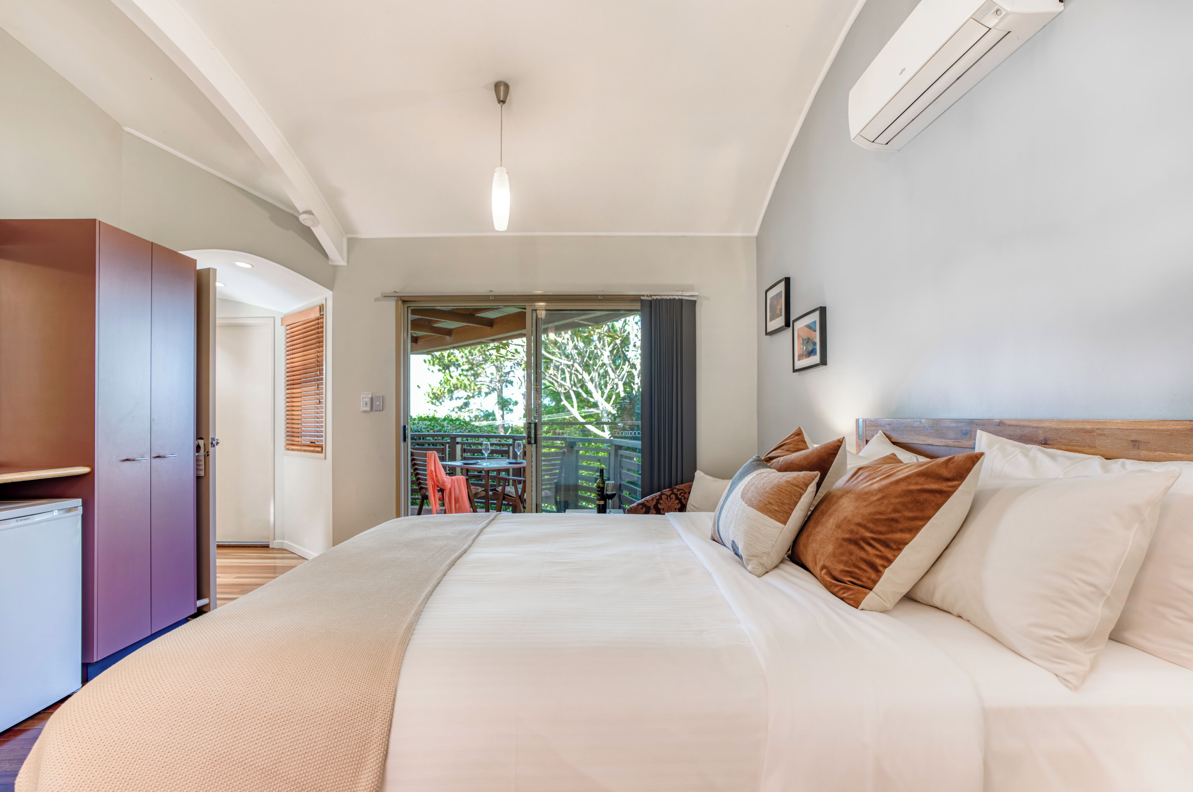 Cottage, 1 Queen Bed, Mountain View | Soundproofing, iron/ironing board, free WiFi, bed sheets