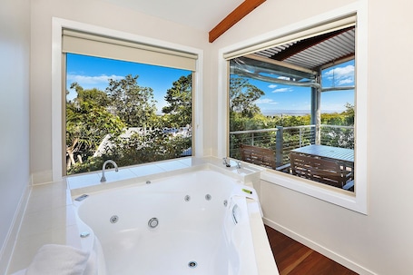 Villa, Mountain View | Bathroom | Shower, rainfall showerhead, free toiletries, hair dryer