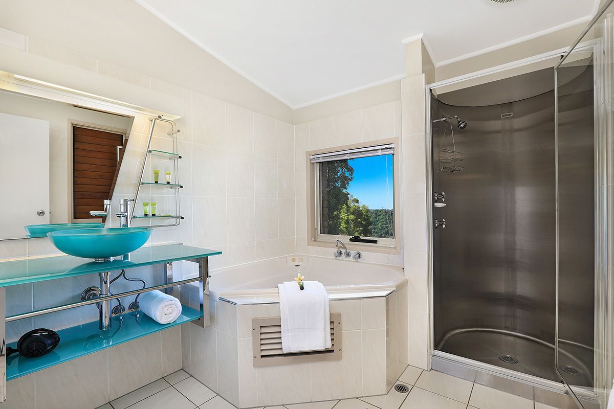 cottage | bathroom | shower, rainfall showerhead, free toiletries, hair dryer