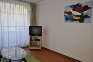20-inch flat-screen TV with cable channels, TV - Apart Hotel Agustinas Plaza Santiago (Santiago)
