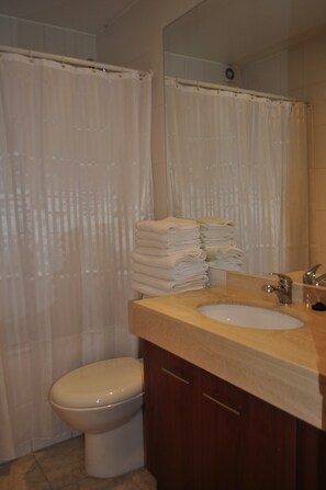 Bathroom - Apart Hotel Agustinas Plaza Santiago (Santiago)