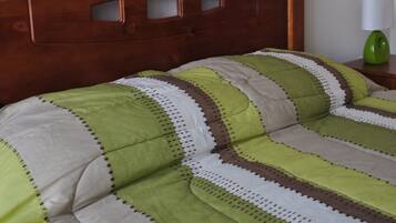 Habitación individual, 1 cama King size | Ropa de cama de alta calidad, edredón y minibar