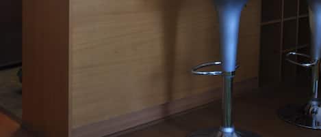 Refrigerador, microondas, cafetera y tetera y utensilios de cocina