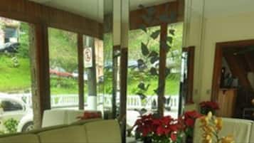 Quarto Quintuplo | Living room | 14-inch TV with satellite channels