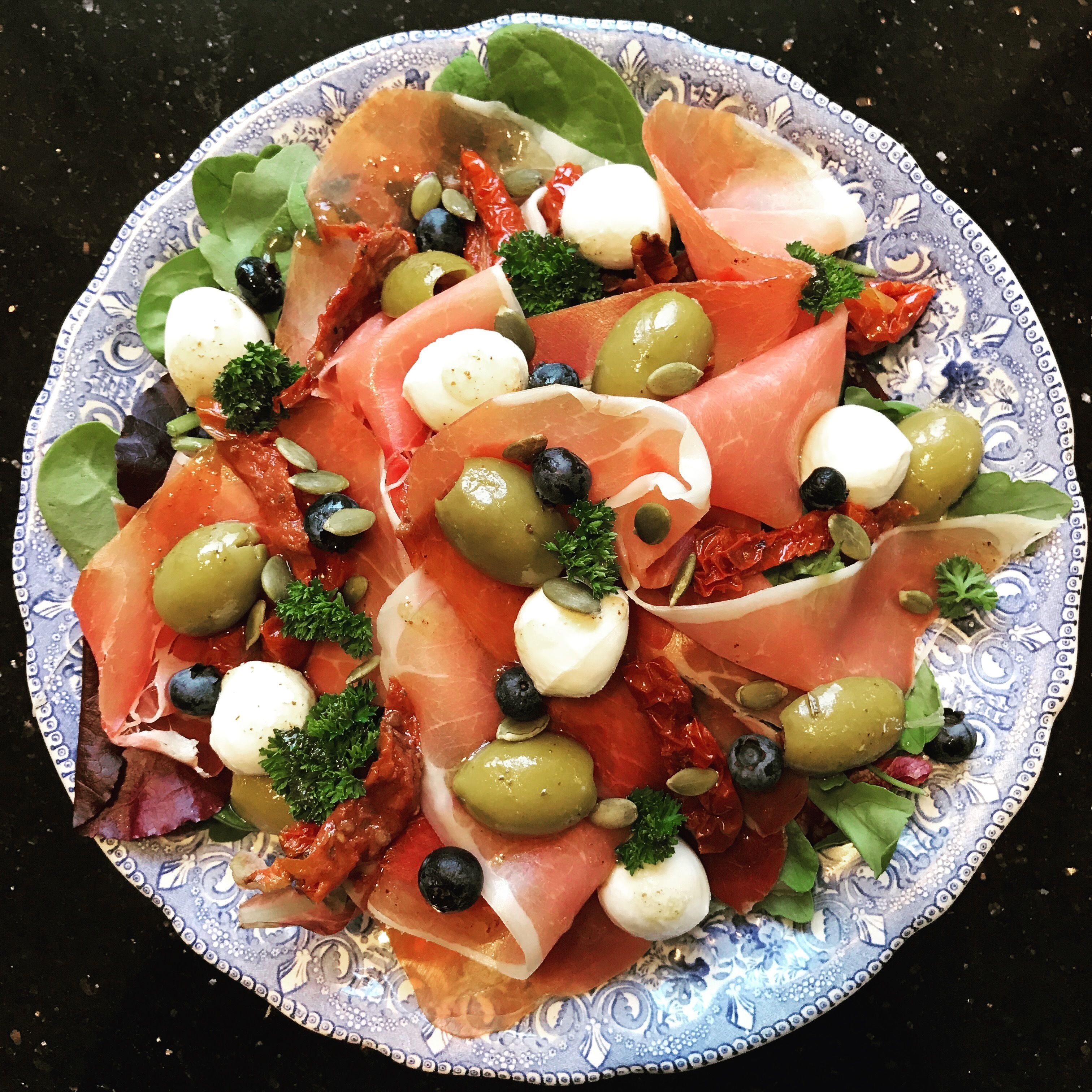 Un plat de menjar amb diversos ingredients.