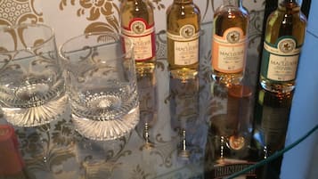 Ein Glasregal mit Macleod's Whisky-Flaschen und Gläsern.