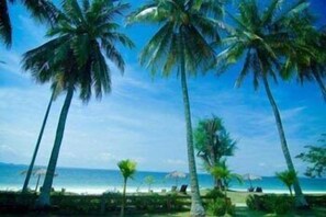 海灘、白沙、躺椅、太陽傘