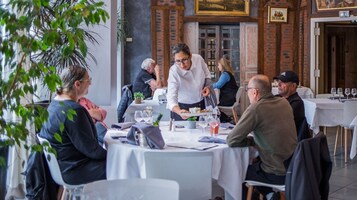 Se sirven desayunos, almuerzos y cenas; cocina francesa