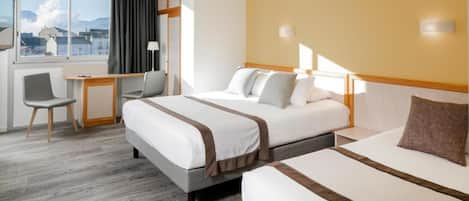 Vierpersoonskamer | Luxe beddengoed, een kluis op de kamer, een bureau, geluiddichte muren