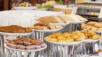 Café da manhã com buffet todos os dias mediante uma taxa