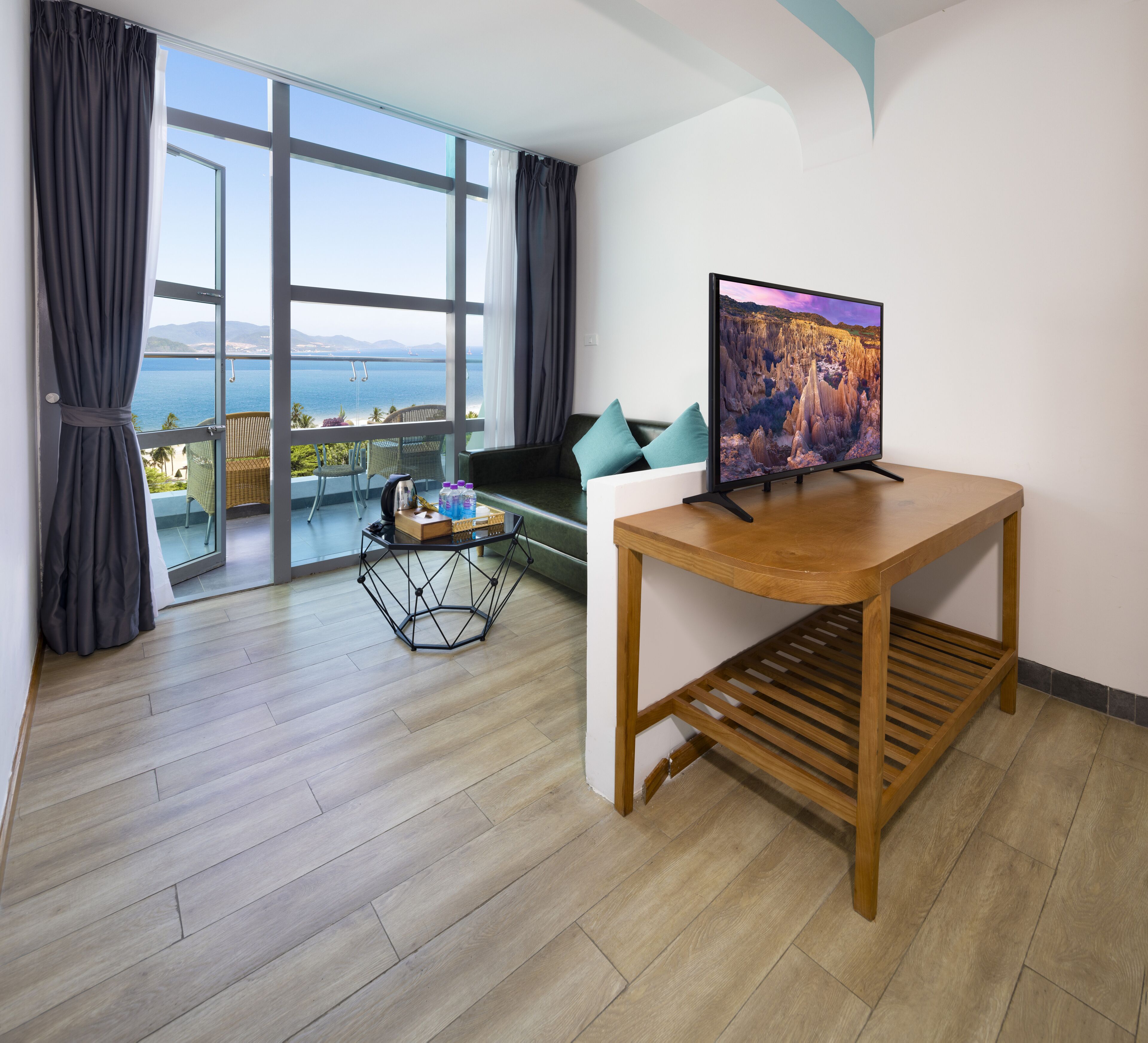 Family Suite, Sea View | Living area | 43-inch TV with cable channels
