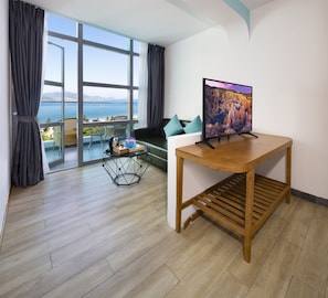 家庭套房, 海景 | 客廳 | 43 吋電視連有線電視頻道