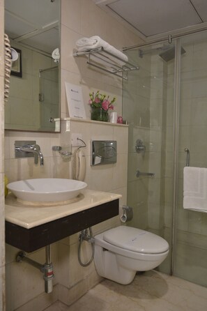 Standardværelse - 1 dobbeltseng | Badeværelse | Bruser, gratis toiletartikler, hårtørrer, badekåber