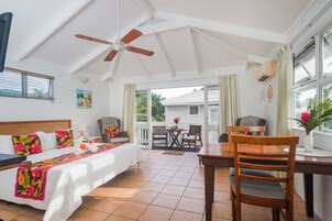 Upstairs Garden Villa | Free WiFi, bed sheets