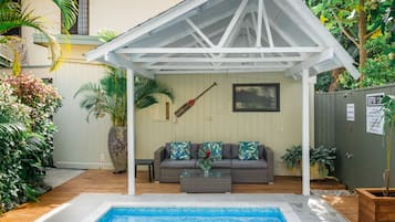 Außenpool, Sonnenschirme, Liegestühle