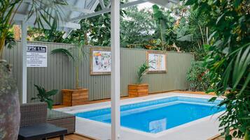 Außenpool, Sonnenschirme, Liegestühle