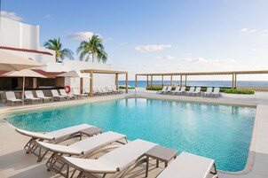 Una piscina al aire libre (de 08:00 a 19:00), sombrillas