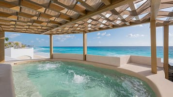Una piscina al aire libre, sombrillas