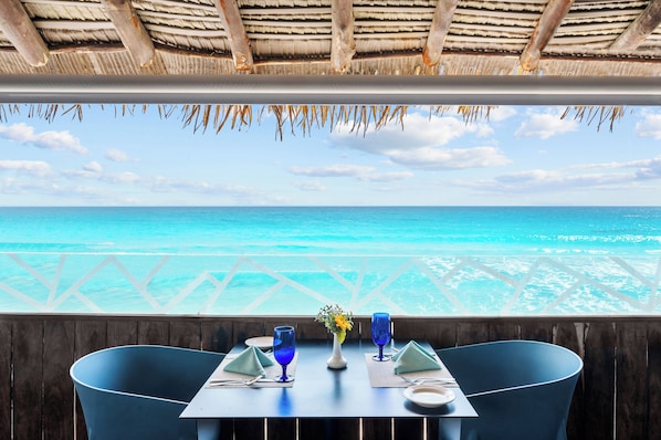 3 restaurants, breakfast, lunch, dinner served; international cuisine