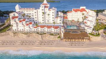 En la playa, playa de arena blanca, sombrillas y toallas de playa