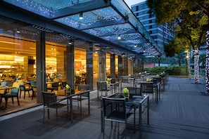 2 restaurants; s'hi serveixen esmorzars, dinars i sopars