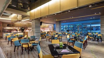 2 restaurants; breakfast, lunch, and dinner served