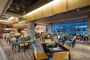 2 restaurantes: opção de café da manhã, almoço e jantar