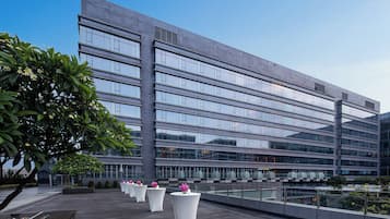 Un edificio moderno con varios pisos y grandes ventanales.