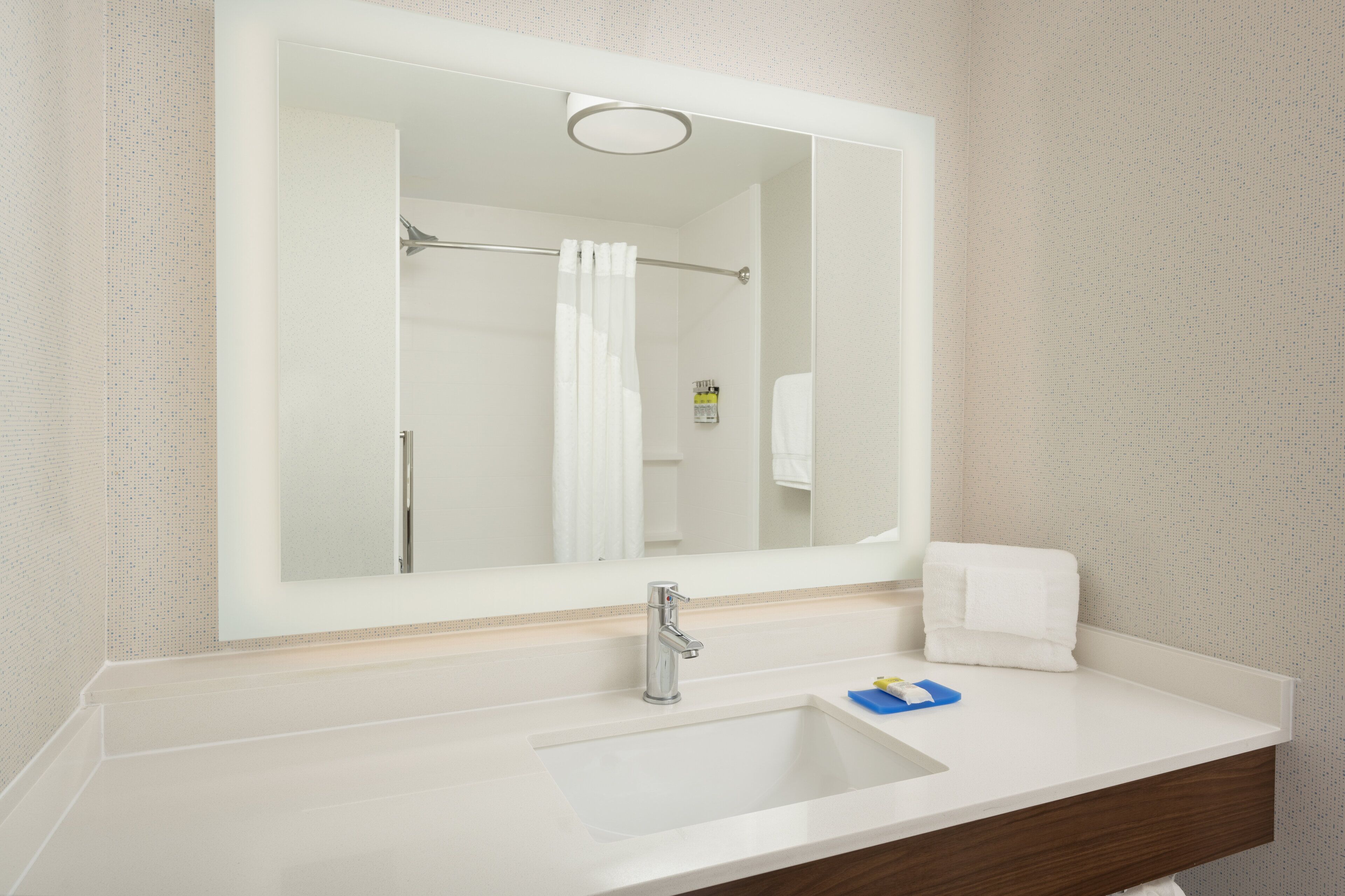 combined shower/bathtub, hair dryer, towels