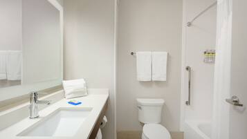 Combined shower/bathtub, hair dryer, towels