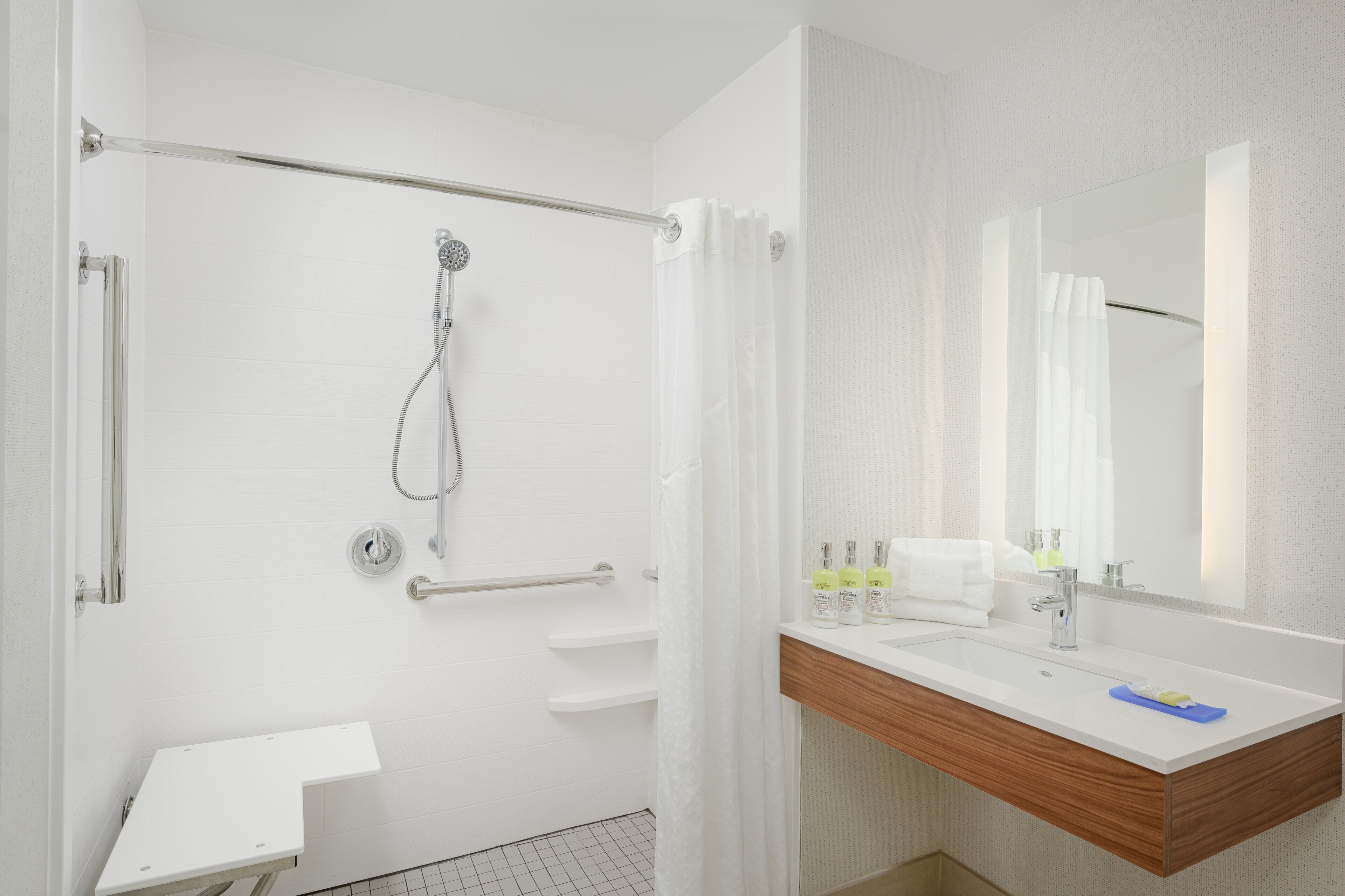 combined shower/bathtub, hair dryer, towels