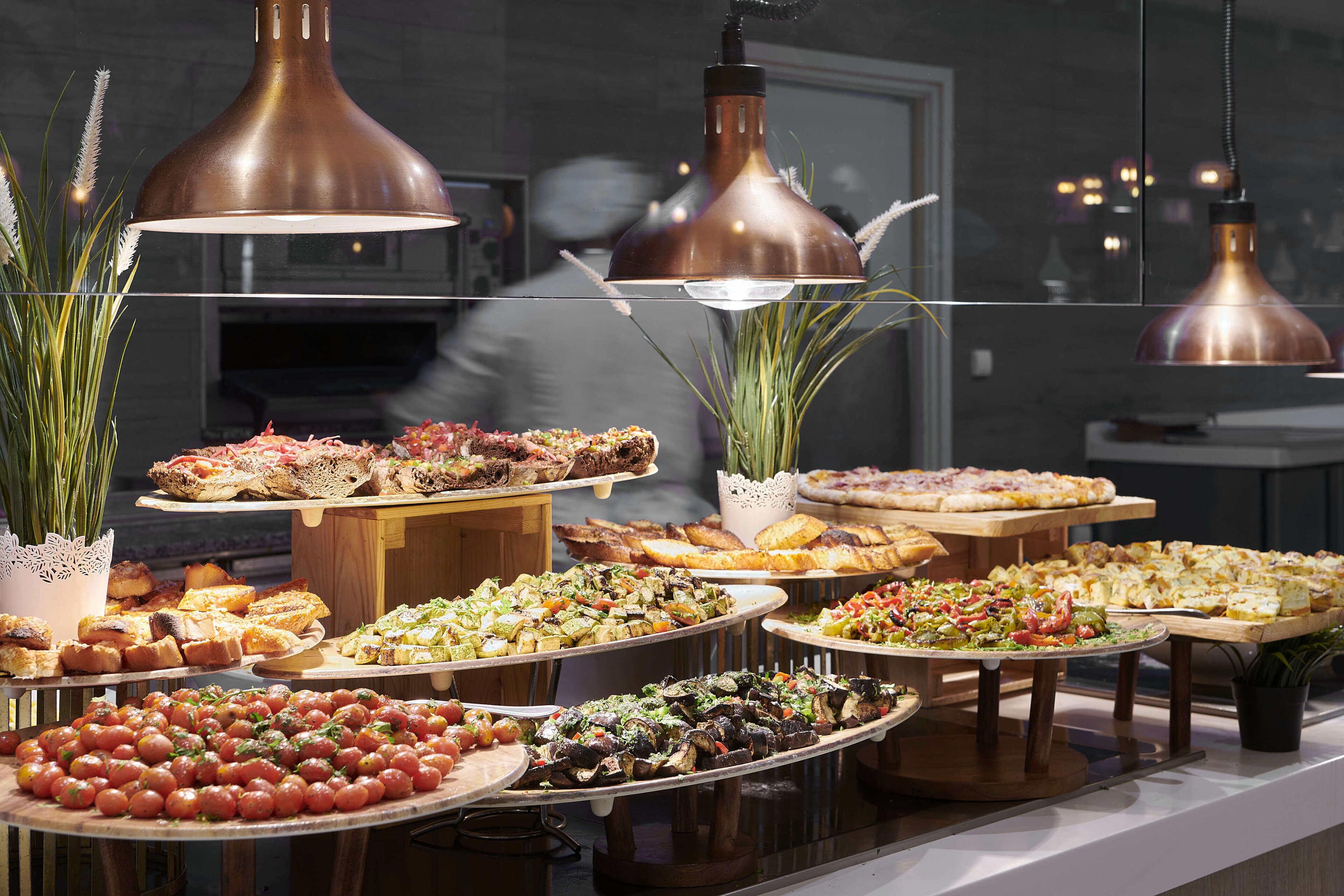 3 restaurants, breakfast, lunch, dinner served; international cuisine