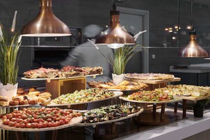 3 restaurants, breakfast, lunch, dinner served; international cuisine