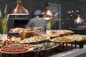 3 間餐廳;供應早餐、午餐、晚餐;多國菜