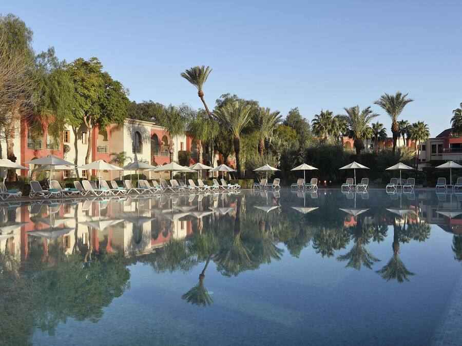 3 piscinas al aire libre, sombrillas, sillones reclinables de piscina