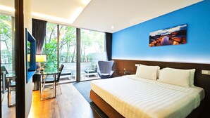 A modern hotel room with a large bed, a desk, and a chair. - Galleria 10 Hotel Bangkok (Bangkok)
