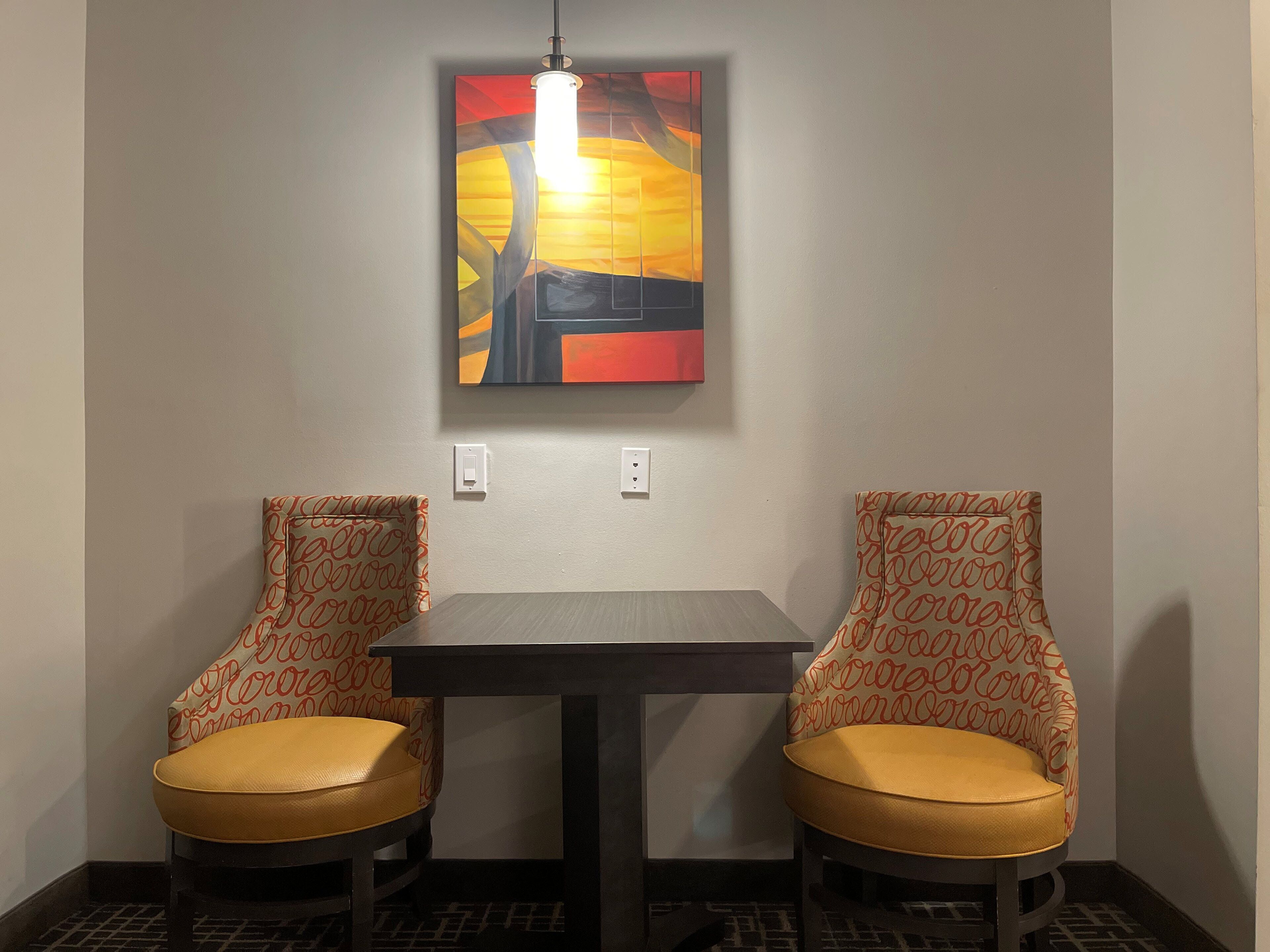 Escritorio, cortinas blackout y tabla de planchar con plancha 